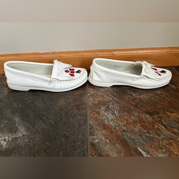Women’s Minnetonka Moccasin white beaded thunderbird Animiki hard sole. Size 7 - Picture 3 of 12